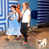 A cantora Maria Gadú passeia com um cachorrinho ao lado da namorada, Lua Leça