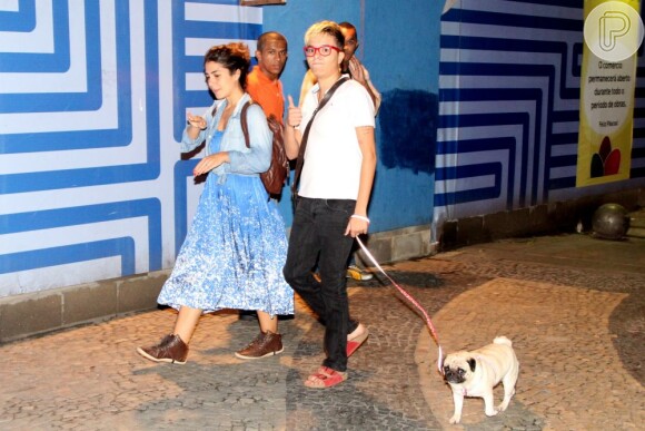 A cantora Maria Gadú passeia com um cachorrinho ao lado da namorada, Lua Leça