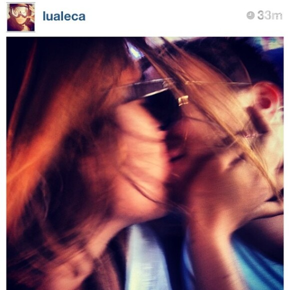 Maria Gadú posta foto beijando a namorada, Lua Leça