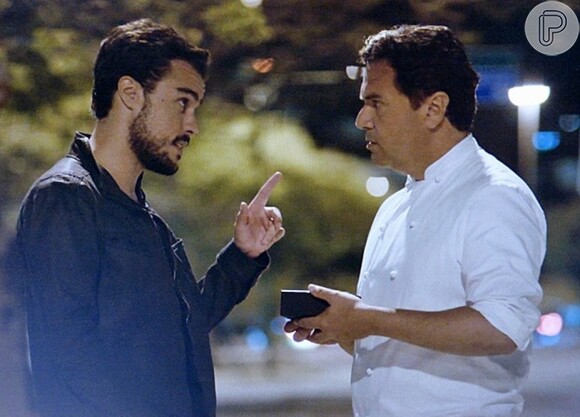 Enrico (Joaquim Lopes) fez um acordo com Felipe (Laércio Fonseca) para sabotar o restaurante do pai e desde então o cozinheiro o persegue