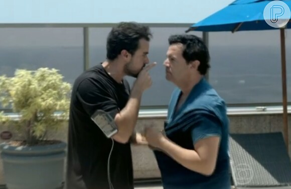 Felipe (Laércio Fonseca) exige que Enrico (Joaquim Lopes) faça sexo com ele