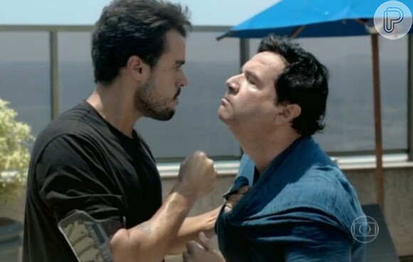 Mas Enrico (Joaquim Lopes) vai conseguir imobilizar Felipe (Laércio Fonseca) e chamar a polícia