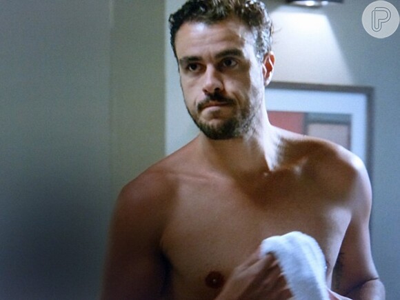 Enrico (Joaquim Lopes) entra no banho e ao sair, só de toalha, dá de cara com Felipe (Laércio Fonseca)