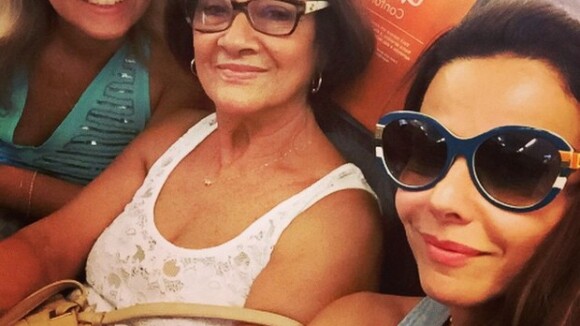 Viviane Araújo embarca com a mãe horas antes de desfilar em SP:'Amor de verdade'