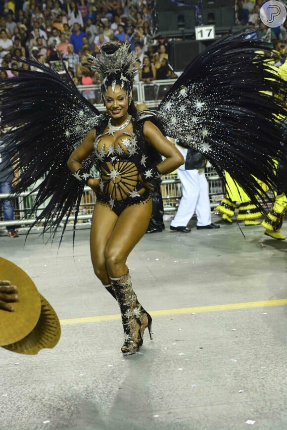 No Carnaval de São Paulo, Camila Silva é rainha de bateria da escola de samba Vai-Vai