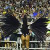 Camila Silva mostra boa forma durante desfile da Vai-Vai em São Paulo