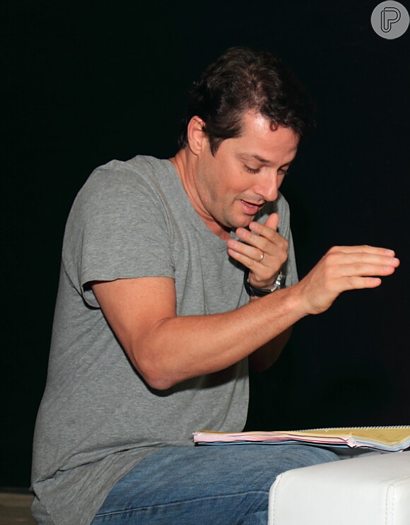 Marcelo Serrado ensaia as cenas do personagem Crô