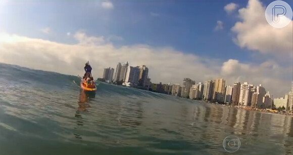 No surfe adaptado, Lais foi colocada em uma cadeira anfíbia e curtiu o movimento das ondas do mar, 'Fantástico ', 15 de fevereiro de 2015