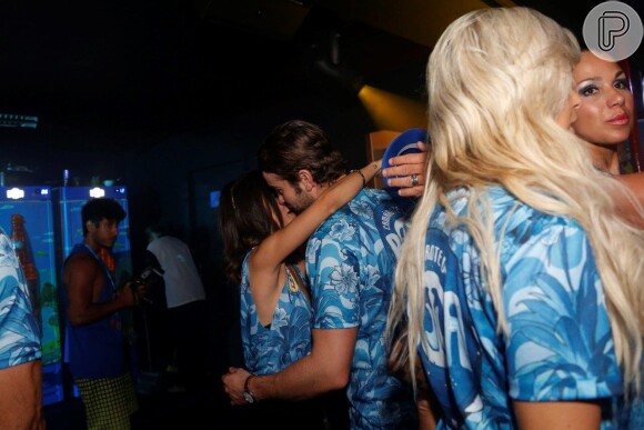 Manu Gavassi troca beijos com Chace Crawford, o Nate do seriado 'Gossip Girl', no camarote da Boa, na Marquês de Sapucaí, no Rio, em 16 de fevereiro de 2015