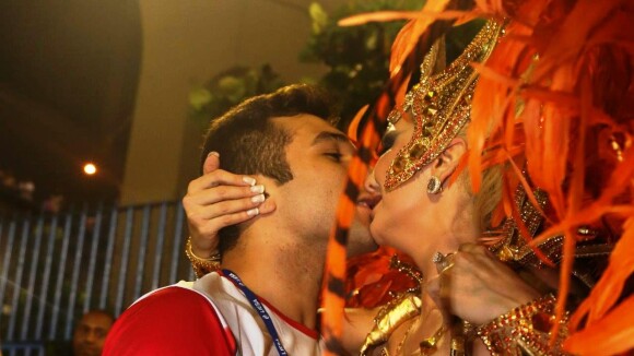 Antonia Fontenelle ganha beijo do namorado e mostra coleira em sua homenagem