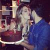 Giovanna Ewbank beija Bruno Gagliasso no aniversário de 31 anos do ator