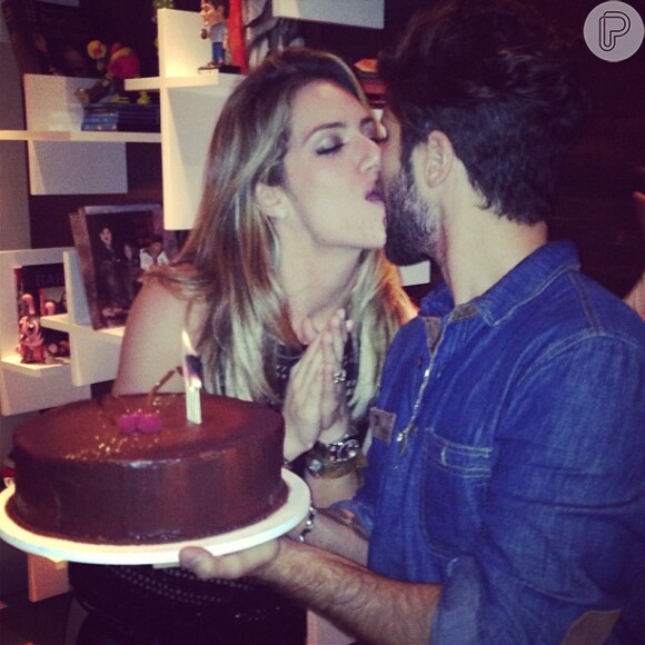 Giovanna Ewbank beija Bruno Gagliasso no aniversário de 31 anos do ator