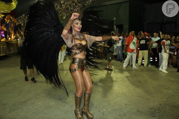 Josie Pessôa mostrou boa forma durante desfile de Carnaval do Rio