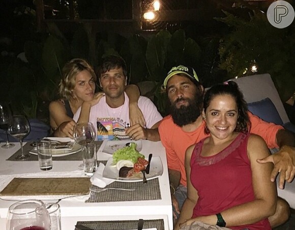 Bruno Gagliasso e Giovanna Ewbank jantam com amigos em Fernando de Noronha no Carnaval