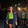 Bruna Marquezine usa short curto para curtir Carnaval em camarote de Salvador