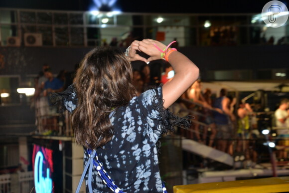 Bruna Marquezine faz coração para Ivete Sangalo durante show