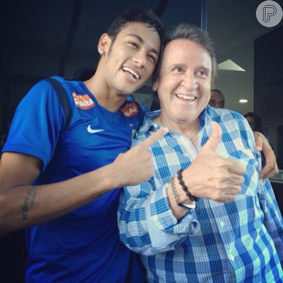 Neymar publica foto ao lado de Carlos Villagrán, em 16 de abril de 2013