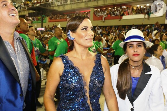 Gloria Pires desfila com vestido decotado: 'Coração palpitando'