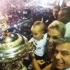 Ana Hickmann comemora a vitória da Vai-Vai, em São Paulo