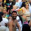Cauã Reymond se divertiu no Carnaval de rua em Manaus usando uma orelha de coelho
