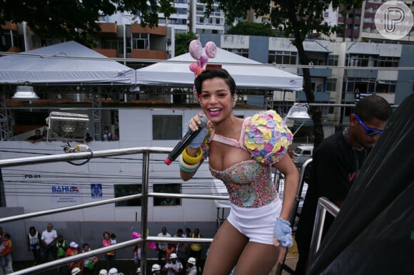Na terça-feira de Carnaval, Mari Antunes apostou na fantasia de boneca para comandar a folia no Circuito Ondina/Barra