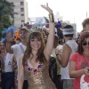 Alessandra Negrini brilhou no Bloco do Baixo Augusta no pré-carnaval com uma fantasia provocante de rainha