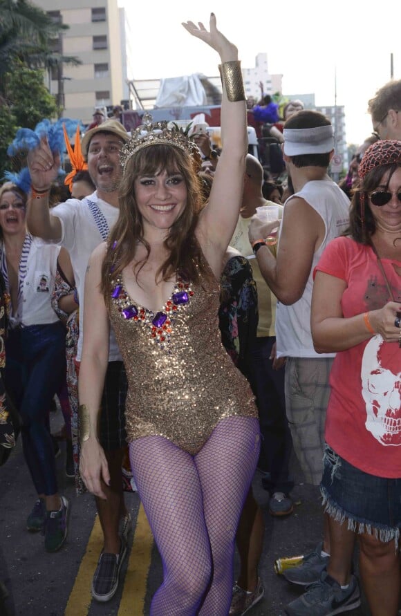 Alessandra Negrini brilhou no Bloco do Baixo Augusta no pré-carnaval com uma fantasia provocante de rainha