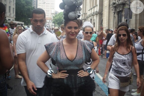 A cantora Maria Rita usou badulaques a la Carmem Miranda no desfile do Cordão do Bola Preta