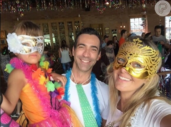 Depois, Rafa Justus pulou o Carnaval com outra fantasia ao lado da mãe, Ticiane Pinheiro, e de César Tralli