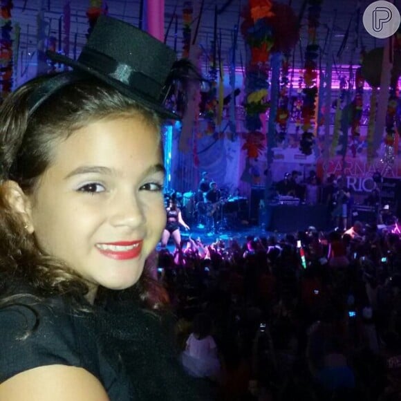 Mel Maia participou de um baile infantil de Carnaval e, dessa vez, usou uma fantasia preta na folia