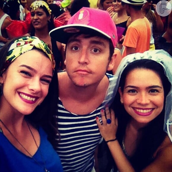 Namorados, Mariana Molina e Wagner Santisteban também se jogaram nos blocos do Rio vestindo fantasias coloridas
