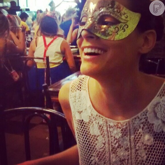 A atriz portuguesa Maria João Bastos, de 'Boogie Oogie', usou uma máscara para cair na folia no Carnaval do Rio