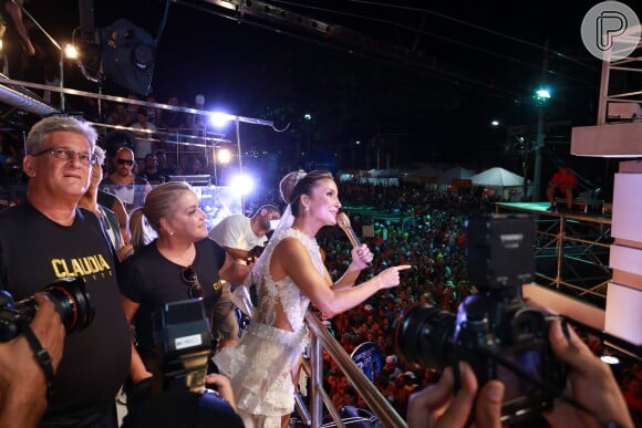 Cláudia Leitte subiu no Trio Largadinho, no Circuito Barra-Ondina, fantasiada de noiva e animou os foliões na última noite de Carnaval