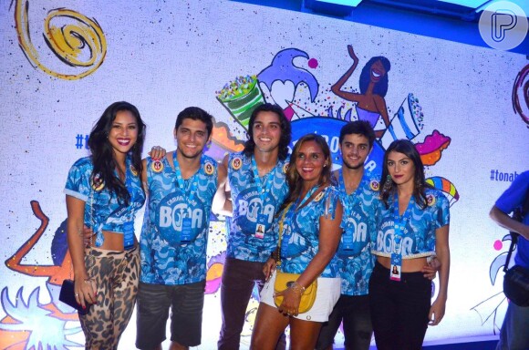 Bruno Gissoni curtiu o carnaval na Sapucaí com a namorada, Yanna Lavigne, o irmão, Rodrigo Simas