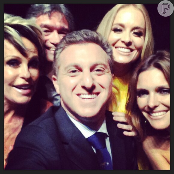Luciano Huck posa com apresentadores da Globo na festa 'Vem Aí'