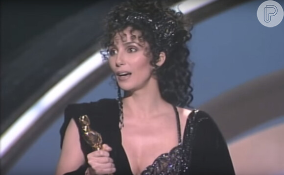 Cher cometeu todos os tipos de gafes na cerimônia do Oscar em 1988. Vencedora na categoria Melhor Atriz pelo seu trabalho em 'Feitiço da Lua', ela agradeceu desde o seu cabelereiro ao maquiador, mas esqueceu da pessoa mais importante: o diretor do filme
