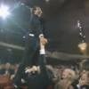Um surto tomou conta do italiano Roberto Benigni na cerimônia do Oscar em 1999. Quando anunciaram que o seu longa, 'A Vida é Bela', foi escolhido como Melhor Filme Estrangeiro, o ator e diretor saltou sobre as cadeiras, pulou em cima das pessoas e chegou ao palco enlouquecido de emoção
