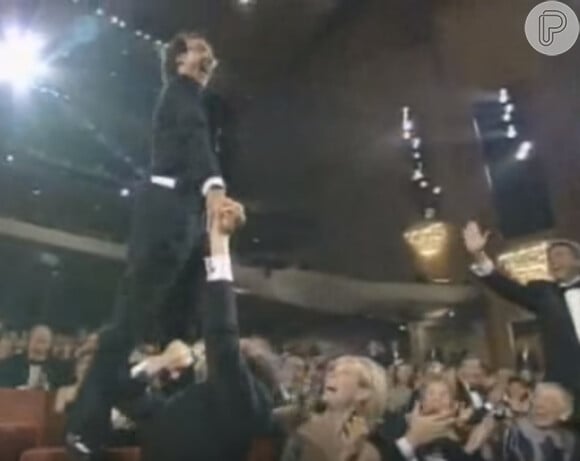 Um surto tomou conta do italiano Roberto Benigni na cerimônia do Oscar em 1999. Quando anunciaram que o seu longa, 'A Vida é Bela', foi escolhido como Melhor Filme Estrangeiro, o ator e diretor saltou sobre as cadeiras, pulou em cima das pessoas e chegou ao palco enlouquecido de emoção