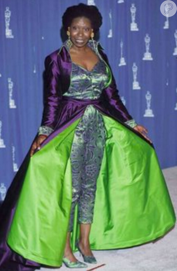 Na 65ª edição do Oscar, em 1993, a atriz Whoopi Goldberg vestiu um figurino que chamou a atenção pelo colorido e acabou entrando em várias listas de looks mais bizarros da cerimônia nos anos seguintes