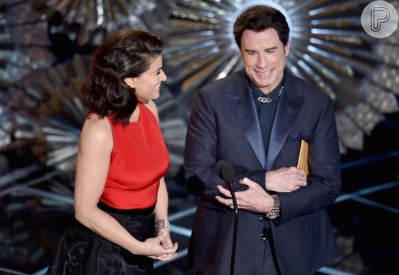 John Travolta errou o nome de Idina Menzel durante o anúncio de sua apresentação com a música 'Let It Go' e a chamou de Adela Nazeem