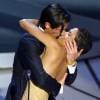 Ao anunciar uma das categorias, Halle Berry foi surpreendida com um beijo cinematográfico de Adrien Brody, premiado com o Oscar de Melhor Ator em 2003 pela sua atuação em 'O Pianista'. A cena também entrou para a história da premiação