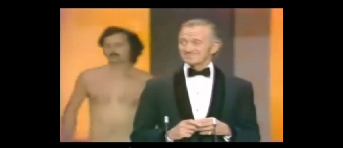 Foto Na cerimônia do Oscar em 1974, o ator David Niven se preparava para anunciar um musical