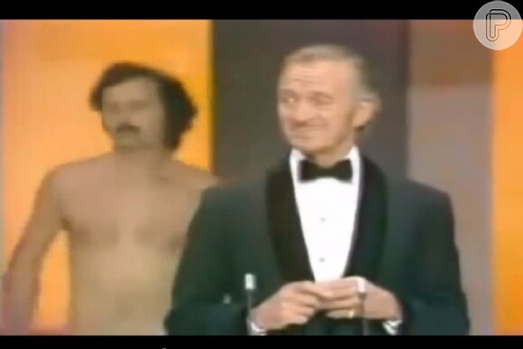 Na cerimônia do Oscar em 1974, o ator David Niven se preparava para anunciar um musical com Elizabeth Taylor quando um homem nú surgiu no fundo do palco