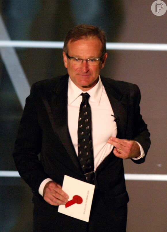 Em 2014, Robin Williams apresentava o Oscar de Melhor Animação quando, empolgado para anunciar o vencedor, acabou rasgando a ficha com o nome do ganhador. O falecido ator passou por uma saia justa no palco juntando os pedaços de papel até conseguir ler o nome do premiado