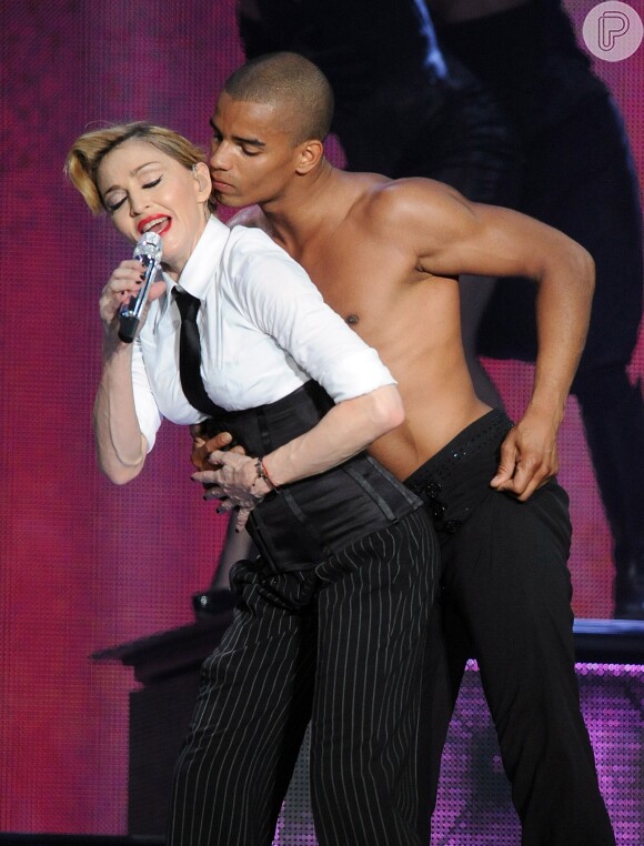 Madonna também namorou o bailarino Brahim Zaibat, de 28 anos. O namoro de 2 anos terminou em dezembro de 2013