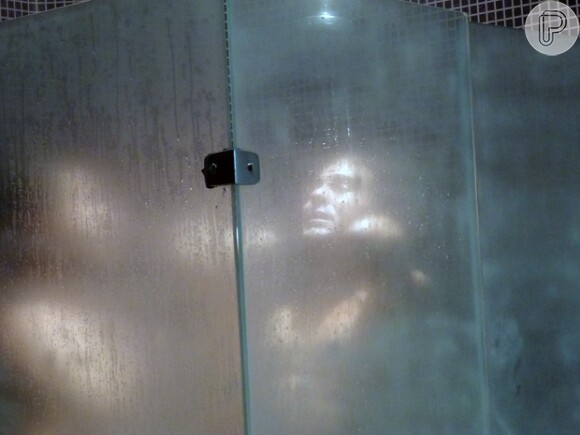 Leonardo (Klebber Toledo) e Etevaldo (André Gonçalves) tomam banho em cena de 'Império' que dá a entender que os dois acabaram de transar, em 20 de fevereiro de 2015