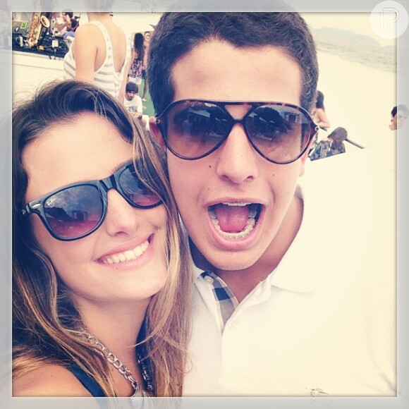 Enzo posa com amiga no Aqueloo Beach Club, no Rio, em janeiro de 2013