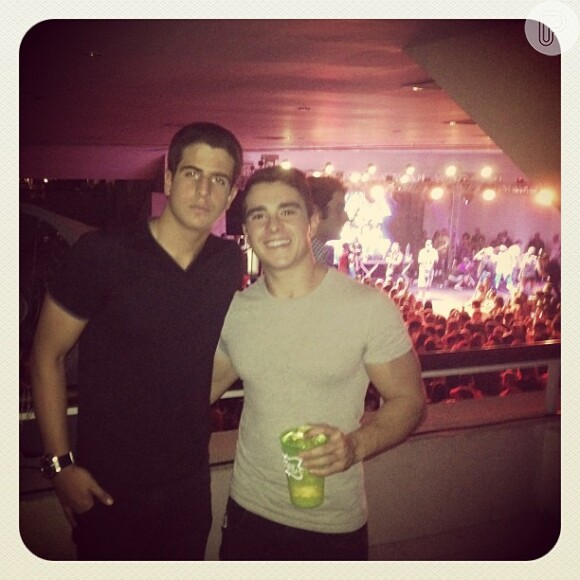 Enzo posa com amigo no Baile da Favorita, no Rio