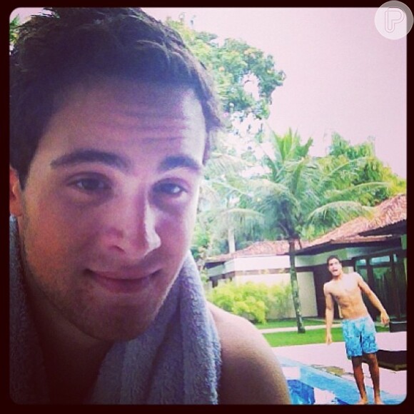 Enzo posa sem camisa com amigo em dia de piscina