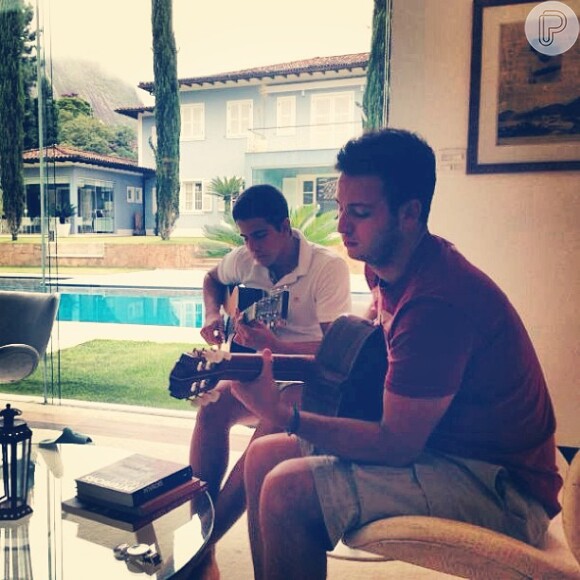 Enzo publica foto tocando violão com amigo